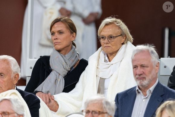 Anne Le Nen, Muriel Robin en tribune pour la session de nuit lors des Internationaux de France 2025 à Roland Garros le 04 juin 2025 à Paris, France. Photo de Nasser Berzane/ABACAPRESS.COM