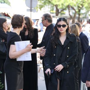 Présentes en tête du cortège, vêtues de noir, elles ont affiché dignité et solidarité dans ce moment de deuil.

Cylia Chasman, fille de la défunte - Arrivées aux obsèques de Nadia Farès en l'église Saint-Jean-de-Montmartre à Paris, le 24 avril 2026. N.Farès est décédée le 17 avril 2026 quelques jours après un "incident cardiaque" survenu le 12 avril 2026 dans la piscine du complexe sportif, Blanche (9ème).