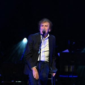 Alain Souchon Gala de la Fondation Recherche Alzheimer " 2 générations chantent pour la 3ème " se produit à l'Olympia à Paris, France le 17 mars 2025. Photo by Christophe Meng / ABACAPRESS.COM