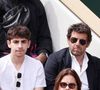 Patrick Bruel et ses fils Oscar et Léon dans les tribunes lors des Internationaux de France de Tennis de Roland Garros 2025. Paris. © Dominique Jacovides/Bestimage