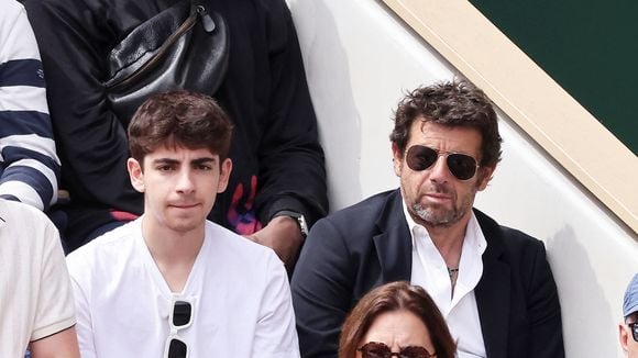 Patrick Bruel ne vibre pas que pour le PSG ! Le chanteur en famille à Roland-Garros, son fils Léon ne passe pas inaperçu avec son look