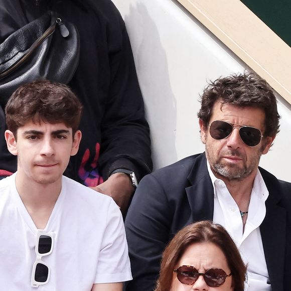 Patrick Bruel et ses fils Oscar et Léon dans les tribunes lors des Internationaux de France de Tennis de Roland Garros 2025. Paris. © Dominique Jacovides/Bestimage