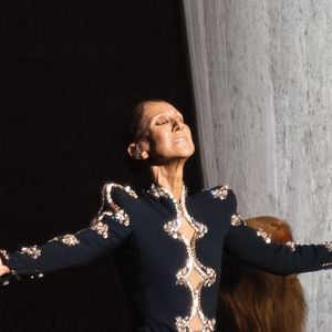 Céline Dion a fait son grand retour sur scène à Paris après six ans d’absence.

La chanteuse québécoise Céline Dion fait un retour triomphal sur scène à la Plénitude Arena pour le lancement de sa résidence à Paris, une série de seize concerts programmés.

Photo : Agence / Bestimage