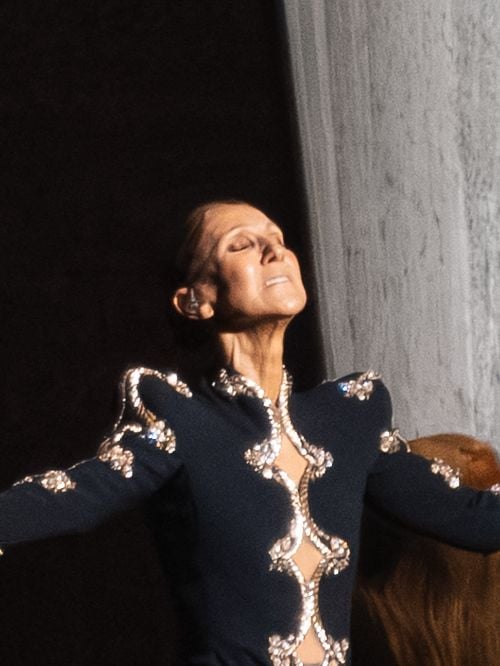 Céline Dion de retour à Paris : après 6 ans loin de la scène, elle évoque sa maladie, le syndrome de la personne raide : "Je l’ai apprivoisée"