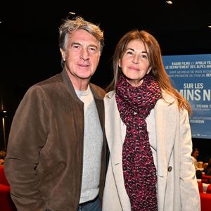 "J'avais une photo de moi dans un sauna, avec la tête très rouge, bien ridicule et je lui ai dit" a-t-il confié.

François Cluzet et sa femme Narjiss Falcoz lors de l'avant-première du film "Les Chemins Noirs" à Nice, le 26 janvier 2023. © Bruno Bebert / Bestimage