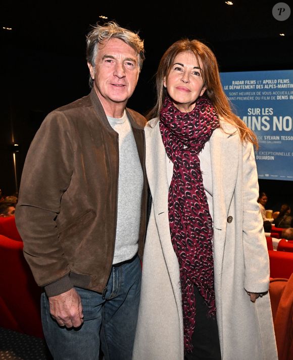 "J'avais une photo de moi dans un sauna, avec la tête très rouge, bien ridicule et je lui ai dit" a-t-il confié.

François Cluzet et sa femme Narjiss Falcoz lors de l'avant-première du film "Les Chemins Noirs" à Nice, le 26 janvier 2023. © Bruno Bebert / Bestimage