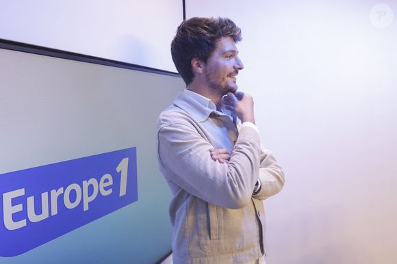 Exclusif - Eliot Deval sur le plateau de l'émission "On marche sur la tête", diffusée en direct sur Europe 1. Le 26 août 2024
© Jack Tribeca / Bestimage
