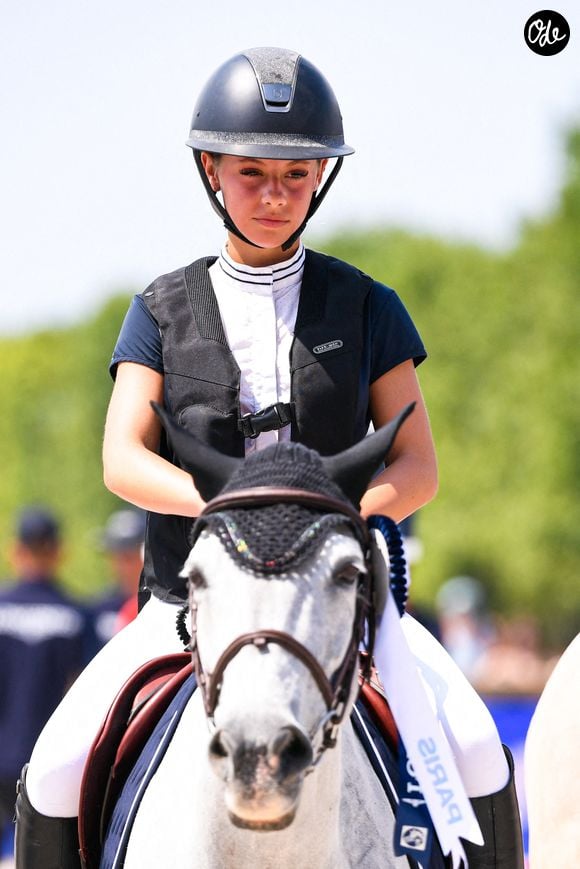 Giulia Sarkozy, fille de Nicolas Sarkozy et de Carla Bruni, lors de la deuxième journée du Longines Paris Eiffel Jumping 2026, le 20 juin 2026 à la Tour Eiffel, à Paris, en France. Photo : Ewen Gavet/Icon Sport/Abaca
