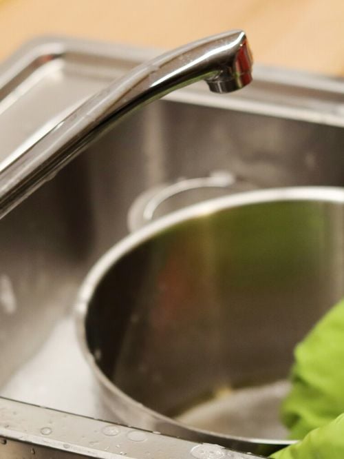 Pourquoi certaines personnes font-elles la vaisselle au fur et à mesure ? La psychologie apporte un éclairage