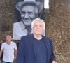 Le chanteur s’apprête à célébrer ses 80 ans en janvier 2027.

Michel Sardou rend hommage à son père en famille lors du premier trophée de pétanque "Fernand Sardou" à Bormes-les-Mimosas le 29 mai 2026. Le célèbre chanteur est venu en famille avec sa femme, son fils Romain avec son fils de deux ans et demi et de sa compagne enceinte de son deuxième enfant.
La première édition du Trophée Fernand Sardou est organisée du 29 au 31 mai au coeur du village de Bormes les Mimosas. Une initiative portée par Michel et son fils Romain, pour rendre hommage à leur illustre parent Fernand Sardou au travers d'un tournoi de pétanque.
En lien avec la municipalité et l’Amicale Bouliste Borméenne (ABB), un premier Trophée Fernand Sardou sera organisé avec deux grands temps forts : Le vendredi, dès 18h, un tournoi d’exhibition sera proposé et verra s’affronter 16 triplettes. Puis un concours fédéral à pétanque sera organisé le weekend et ouvert à tous les amateurs. 128 équipes seront réparties sur les sites les plus emblématiques du village, à savoir au boulodrome de la place Saint-François, mais aussi au parc Cigalou, sur le site du château et à l’ancien stade. © Franz Chavaroche/Bestimage