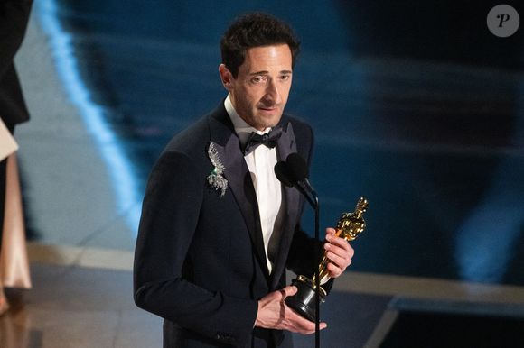 Adrien Brody l'avait embrassée par surprise sur scène lorsqu'il a reçu son premier Oscar en 2003.

Adrien Brody pendant son discours après avoir reçu l'Oscar du meilleur acteur.

Photo : AMPAS/ZUMA Press Wire