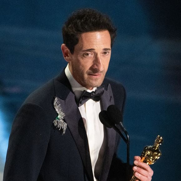 Adrien Brody l'avait embrassée par surprise sur scène lorsqu'il a reçu son premier Oscar en 2003.

Adrien Brody pendant son discours après avoir reçu l'Oscar du meilleur acteur.

Photo : AMPAS/ZUMA Press Wire