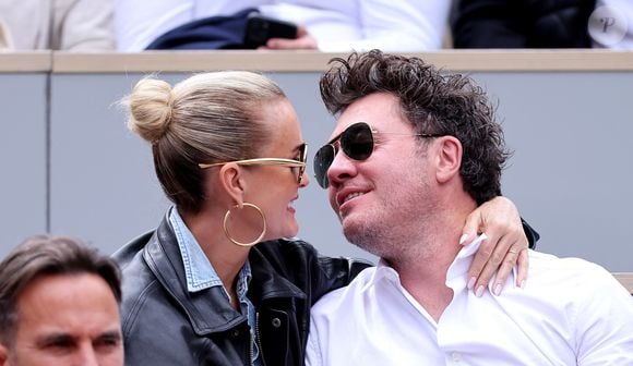 Laeticia Hallyday et son compagnon Frédéric Suant très amoureux dans les tribunes lors des Internationaux de France de Tennis de Roland Garros 2025, à Paris, France, le 26 mai 2025. © Jacovides-Moreau/Bestimage