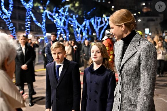 Le prince Albert II de Monaco, sa femme la princesse Charlene de Monaco, leurs enfants le prince héréditaire Jacques, marquis des Baux, la princesse Gabriella, comtesse de Carladès, sont au Quai Antoine 1er au port Hercule pour le traditionel embrasement de la barque. © Bruno Bebert / Bestimage