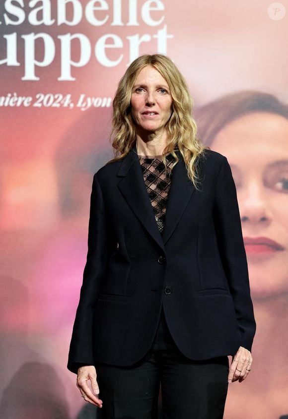 La comédienne a évoqué le sujet pour le podcast Les Vagues du magazine Elle

Sandrine Kiberlain au photocall de la cérémonie de remise du prix lumière de la 16ème édition du Festival Lumière à l'Amphithéâtre - Centre de Congrès à Lyon, France, le 18 octobre 2024. © Dominique Jacovides/Bestimage