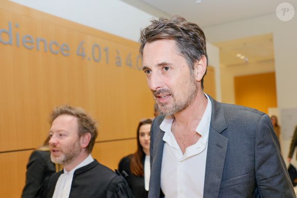 Une première plainte avait été déposée en 2017 puis classée en 2019. La seconde, en 2020, a déclenché l’ouverture d’une instruction judiciaire.  

Exclusif - Vincent Cerutti avec son avocat Antoine Vey lors de la deuxième suspension d'audience de son procès, pour atteinte sexuelle, pour avoir mordu, à deux reprises, les fesses de sa collaboratrice chez Chérie FM en 2015, Caroline Barel, au tribunal correctionnel de Paris, France, le 9 décembre 2025
© Julien Sarkissian/Bestimage