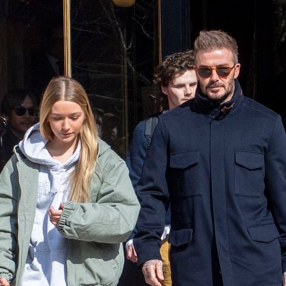 David Beckham et sa fille Harper - Les Beckham quittent leur hôtel La Réserve, à Paris, le 8 mars 2025.  GOFF INF / BESTIMAGE