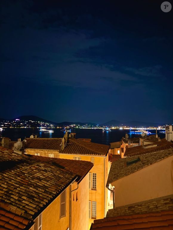 Sur Instagram, il a partagé des images de sa soirée en boîte de nuit, entouré d’amis, dans une ambiance festive.

Aymeric de Belgique publie régulièrement des photos sur Instagram.