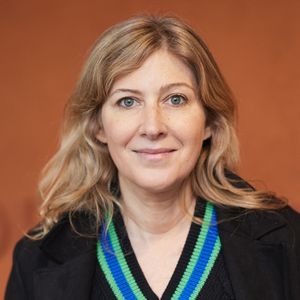 A noter que Léon Bruel n'en est pas à ses premiers pas sur un plateau de tournage. Il a déjà joué dans Promises, long-métrage réalisé par sa mère Amanda Sthers.
Amanda Sthers au village (night session) lors des Internationaux de France de tennis de Roland Garros 2024, à Paris, France, le 31 mai 2024. © Jacovides-Moreau/Bestimage