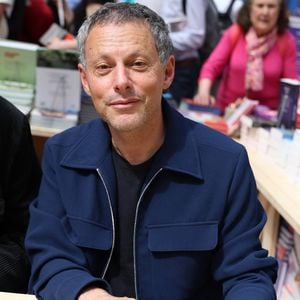 « Ça a été un vrai plaisir de partager cette année avec toi au quotidien. Les mauvaises langues nous promettaient la confrontation ; ça aura été tout l'inverse : de la complicité et du plaisir", a écrit Marc-Olivier Fogiel
Marc-Olivier Fogiel lors du 5ème festival du Livre de Paris au Grand Palais à Paris, France, le 17 avril 2026. © Denis Guignebourg/BestImage