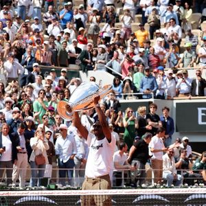 Ousmane Dembélé (PSG) présente le trophée de la Ligue des champions sur le court Philippe-Chatrier lors des internationaux de France de Tennis de Roland Garros 2025 (Jour 9), à Paris, France, le 2 juin 2025. © Jacovides-Moreau/Bestimage