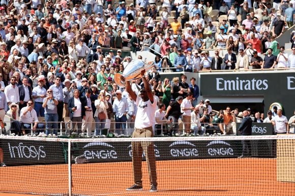 Ousmane Dembélé (PSG) présente le trophée de la Ligue des champions sur le court Philippe-Chatrier lors des internationaux de France de Tennis de Roland Garros 2025 (Jour 9), à Paris, France, le 2 juin 2025. © Jacovides-Moreau/Bestimage