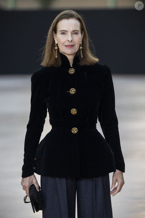 Rétro - Décès du photographe et réalisateur Francis Giacobetti. Ex-compagnon de Carole Bouquet, il était le père de son fils Louis - Carole Bouquet au photocall du défilé Chanel Mode Féminine Prêt-À-Porter Automne/Hiver 2025-2026 lors de la Fashion Week de Paris (PFW) au Grand Palais, à Paris, France, le 11 mars 2025. © Olivier Borde/Bestimage