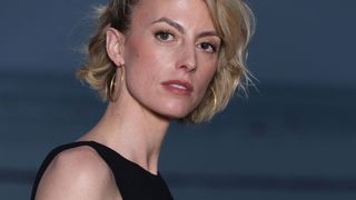 Sara Mortensen : Maison au bout d'"un chemin paumé" en France, chalet perdu près d'un fjord ... l'actrice a investi dans deux refuges uniques