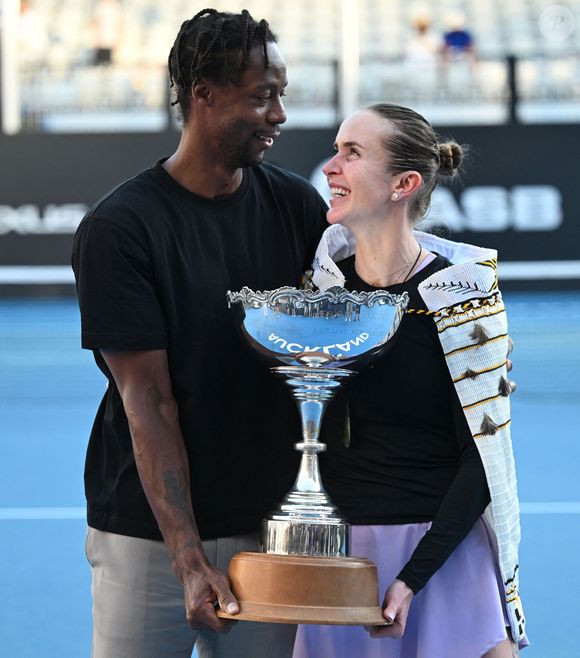 Gaël Monfils et son épouse Elina Svitolina posent pour une photo avec le trophée après la finale du tournoi de tennis ASB Classic Women's WTA250 à Manuka, en Nouvelle-Zélande. Dimanche 11 janvier 2026.

© Bestimage