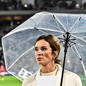 En conférence de presse, Isabelle Ithurburu a indiqué avoir échangé avec Flavie Flament.

Isabelle Ithurburu presentatrice TF1 - Match de tournée d'automne "France - Fidji (34-21)" à Bordeaux, le 15 novembre 2025. Thierry Breton/PsnewZ/Bestimage