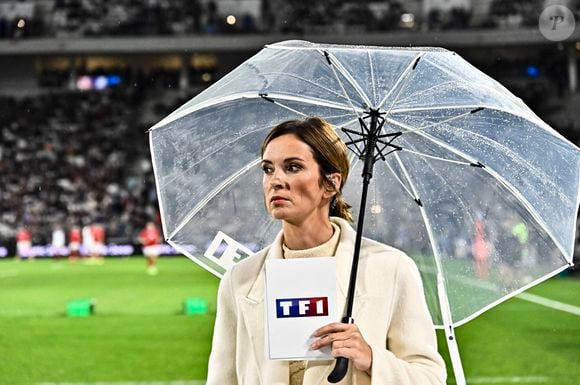 En conférence de presse, Isabelle Ithurburu a indiqué avoir échangé avec Flavie Flament.

Isabelle Ithurburu presentatrice TF1 - Match de tournée d'automne "France - Fidji (34-21)" à Bordeaux, le 15 novembre 2025. Thierry Breton/PsnewZ/Bestimage