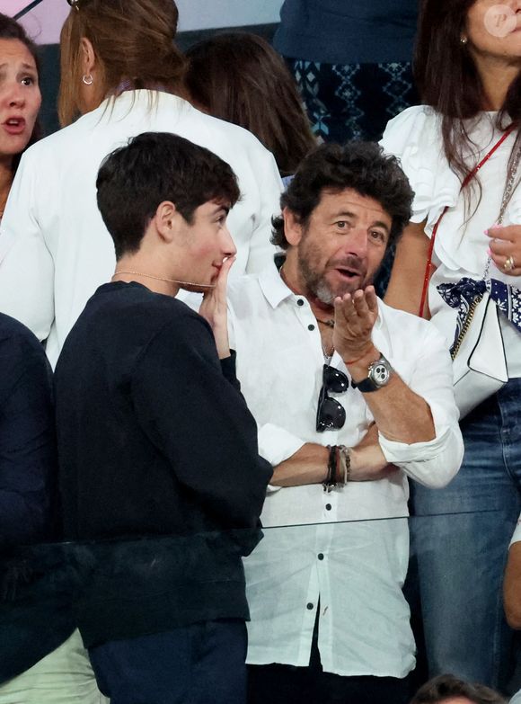 Patrick Bruel et son fils Léon - Les célébrités en tribunes pendant la finale de basketball opposant les Etats-Unis à la France (98-87) lors des Jeux Olympiques de Paris 2024 (JO) à l'Arena Bercy, à Paris, France, le 10 août 2024. © Jacovides-Perusseau/Bestimage