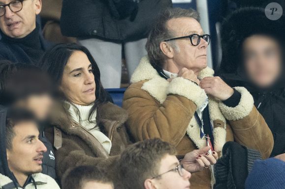 Franck Dubosc avec sa femme Danièle et leur fils - Célébrités dans les tribunes lors du match de Ligue des Champions entre le Paris Saint Germain contre Tottenham Hotspur Football Club (5-3) au Parc des Princes à Paris le 26 novembre 2025. © Cyril Moreau/Bestimage