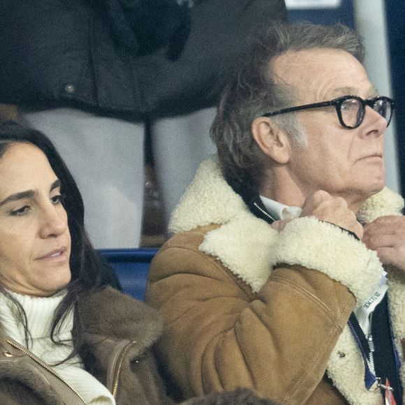 Franck Dubosc avec sa femme Danièle et leur fils - Célébrités dans les tribunes lors du match de Ligue des Champions entre le Paris Saint Germain contre Tottenham Hotspur Football Club (5-3) au Parc des Princes à Paris le 26 novembre 2025. © Cyril Moreau/Bestimage