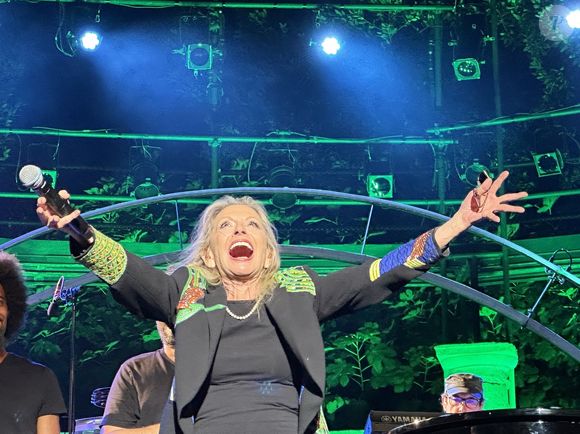 Véronique Sanson en concert à l'occasion de la présentation de sa tournée "Hasta Luego" au théâtre de Verdure lors du festival de Ramatuelle le 1er aout 2023. © Cyril Bruneau / Festival de Ramatuelle / Bestimage