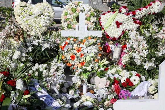 Et ce depuis 7 ans déjà

Illustration de la tombe de Johnny Hallyday au cimetière de Lorient sur l'Ile Saint-Barthélemy le 11 décembre 2017. La tombe est ornée du traditionnel coeur de Saint Barth en pierre pour l'éternité.