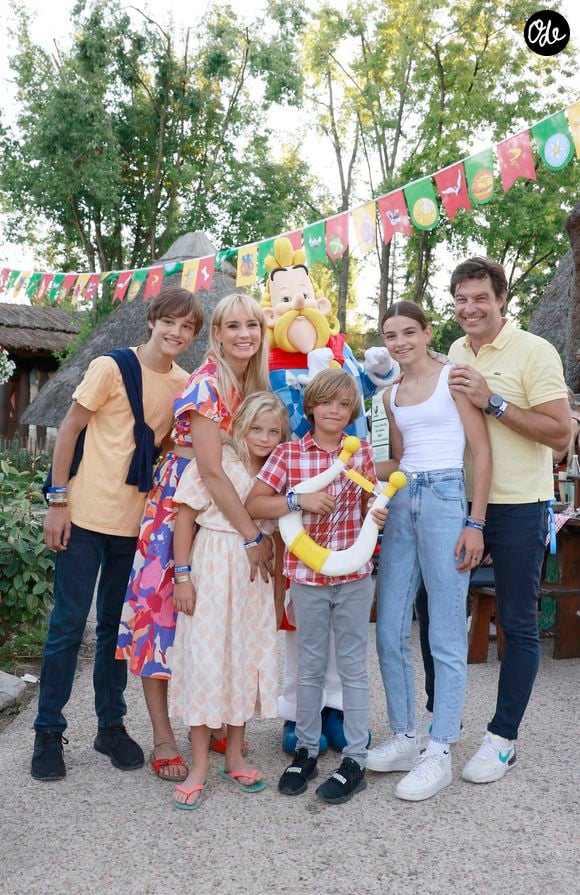 Exclusif - Élodie Gossuin (Miss France 2001) en famille : Jules, Elodie, Joséphine, Léonard, Rose et Bertrand Lacherie lors de l'opération "L'été gaulois fait son grand retour au Parc Astérix" à Plailly le 8 juillet 2022.

© Christophe Aubert via Bestimage