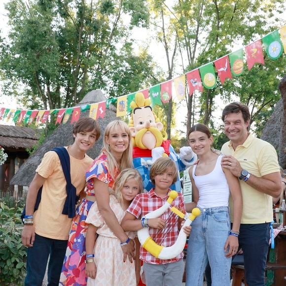 Exclusif - Élodie Gossuin (Miss France 2001) en famille : Jules, Elodie, Joséphine, Léonard, Rose et Bertrand Lacherie lors de l'opération "L'été gaulois fait son grand retour au Parc Astérix" à Plailly le 8 juillet 2022.

© Christophe Aubert via Bestimage