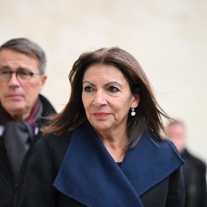 Avec beaucoup d'humour, Paul Belmondo s'est adressé à la maire de Paris.
La maire de Paris, Anne Hidalgo, lors de la cérémonie d'intronisation de Robert Badinter, ancien ministre de la Justice, au Panthéon à Paris, le 9 octobre 2025. © Eliot Blondet/Pool/Bestimage