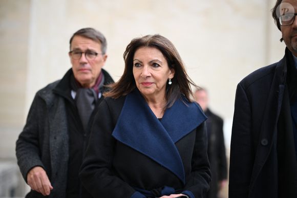 Avec beaucoup d'humour, Paul Belmondo s'est adressé à la maire de Paris.

La maire de Paris, Anne Hidalgo, lors de la cérémonie d'intronisation de Robert Badinter, ancien ministre de la Justice, au Panthéon à Paris, le 9 octobre 2025. © Eliot Blondet/Pool/Bestimage