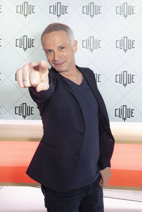 "Mais je ne connais pas son talent en tant que directeur des programmes", a-t-il ajouté

Exclusif - Samuel Etienne - Backstage de l'enregistrement de l'émission "Clique", présentée par M.Achour et diffusée en clair sur Canal + le 11 avril 2021
© Jack Tribeca / Bestimage