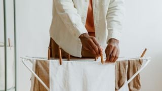 Sans sèche-linge ni électricité : cette astuce japonaise permet à vos vêtements de sécher beaucoup plus vite
