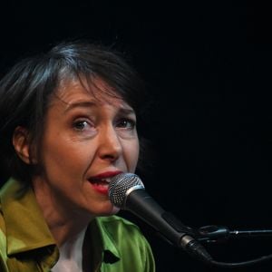 Ce morceau racontait avec humour le fantasme d'une spectatrice désireuse de rejoindre le comédien à travers l'écran.
Jeanne Cherhal - Soirée "FreeGleizes" au Bataclan à Paris le 29 janvier 2026.
© Lionel Urman/Bestimage