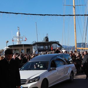 Le convoi funéraire de Brigitte Bardot se dirige vers le cimetière marin de Saint-Tropez où elle sera inhumée dans le caveau familial, le 7 janvier 2026. Brigitte Bardot, figure emblématique du cinéma français et icône internationale, est décédée le 28 décembre 2025 à l'âge de 91 ans dans sa mythique propriété de La Madrague, à Saint-Tropez (France). Révélée au monde entier par son rôle dans "Et Dieu... créa la femme", elle avait contribué à faire de Saint-Tropez un lieu mondialement connu. L'actrice sera inhumée le 7 janvier 2026 au cimetière marin de Saint-Tropez, aux côtés de son père Louis Bardot (1896-1975) et de sa mère Anne-Marie Mucel (1912-1978). Une cérémonie religieuse s'est tenue auparavant dans l'église de Saint-Tropez, où proches, personnalités et anonymes ont pu lui rendre un dernier hommage.