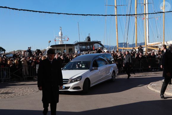 Le convoi funéraire de Brigitte Bardot se dirige vers le cimetière marin de Saint-Tropez où elle sera inhumée dans le caveau familial, le 7 janvier 2026. Brigitte Bardot, figure emblématique du cinéma français et icône internationale, est décédée le 28 décembre 2025 à l'âge de 91 ans dans sa mythique propriété de La Madrague, à Saint-Tropez (France). Révélée au monde entier par son rôle dans "Et Dieu... créa la femme", elle avait contribué à faire de Saint-Tropez un lieu mondialement connu. L'actrice sera inhumée le 7 janvier 2026 au cimetière marin de Saint-Tropez, aux côtés de son père Louis Bardot (1896-1975) et de sa mère Anne-Marie Mucel (1912-1978). Une cérémonie religieuse s'est tenue auparavant dans l'église de Saint-Tropez, où proches, personnalités et anonymes ont pu lui rendre un dernier hommage.
