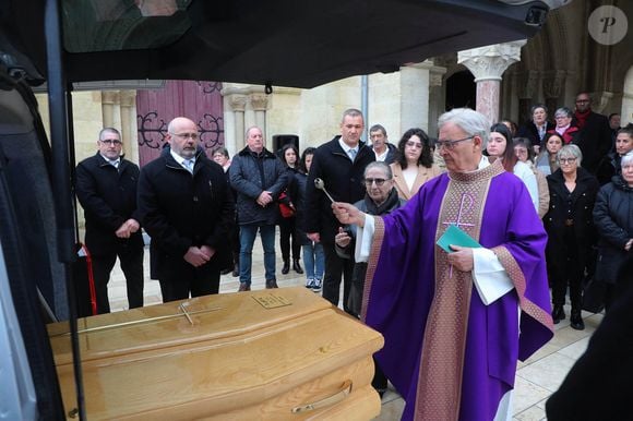 Exclusif - Obsèques de Maïté, la célèbre cuisinière et restauratrice, en présence des ses deux petites-filles Perrine et Camille Ordonez en l'église Saint-Barthélemy de Rion-des-Landes, son village natal le 26 décembre 2024. © Patrick Bernard/Bestimage