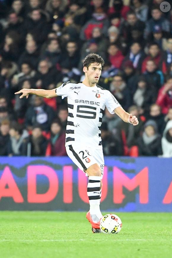 Yoann Gourcuff - Karine Ferri encourage son compagnon Yoann Gourcuff lors du match Psg-Rennes au Parc des Princes à Paris le 6 novembre 2016.  (victoire 4-0 du Psg)  © Pierre Perusseau/Bestimage