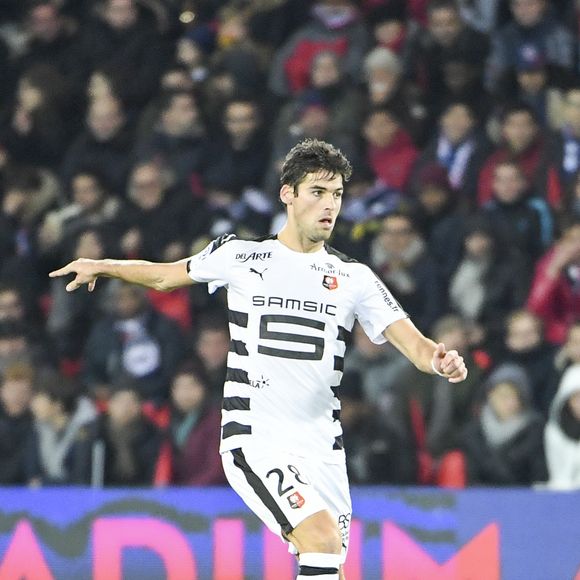 Yoann Gourcuff - Karine Ferri encourage son compagnon Yoann Gourcuff lors du match Psg-Rennes au Parc des Princes à Paris le 6 novembre 2016.  (victoire 4-0 du Psg)  © Pierre Perusseau/Bestimage