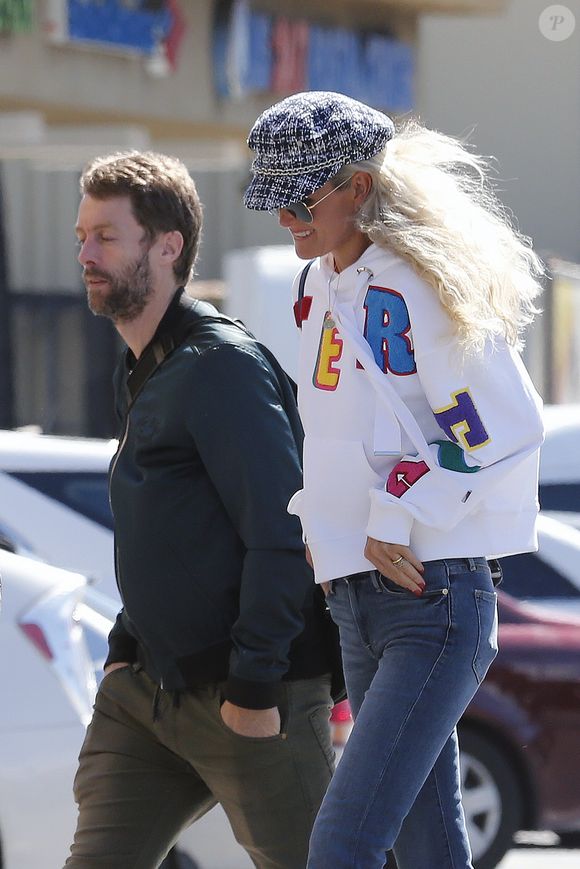 Laeticia Hallyday va déjeuner avec sa mère Françoise Thibault, son frère Grégory Boudou et sa compagne Maryline Issartier dans un restaurant de sushis à Los Angeles le 8 mars 2019. La famille est restée deux heures à table. (No Web - No Blog pour suisse et Belgique) © Agence / Bestimage