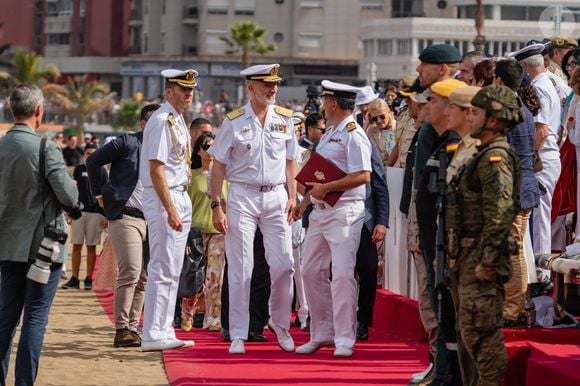 Le roi Felipe VI d'Espagne assiste à une démonstration dynamique dans le cadre des événements de la "Journée des forces armées 2025", à la plage d'Alcaravaneras,à Las Palmas de Gran Canaria le 6 juin 2025. Europa Press / Bestimage